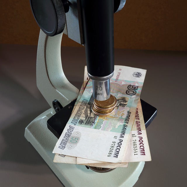 peníze pod mikroskopem