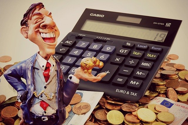 muž s penězi a kalkulačkou.jpg